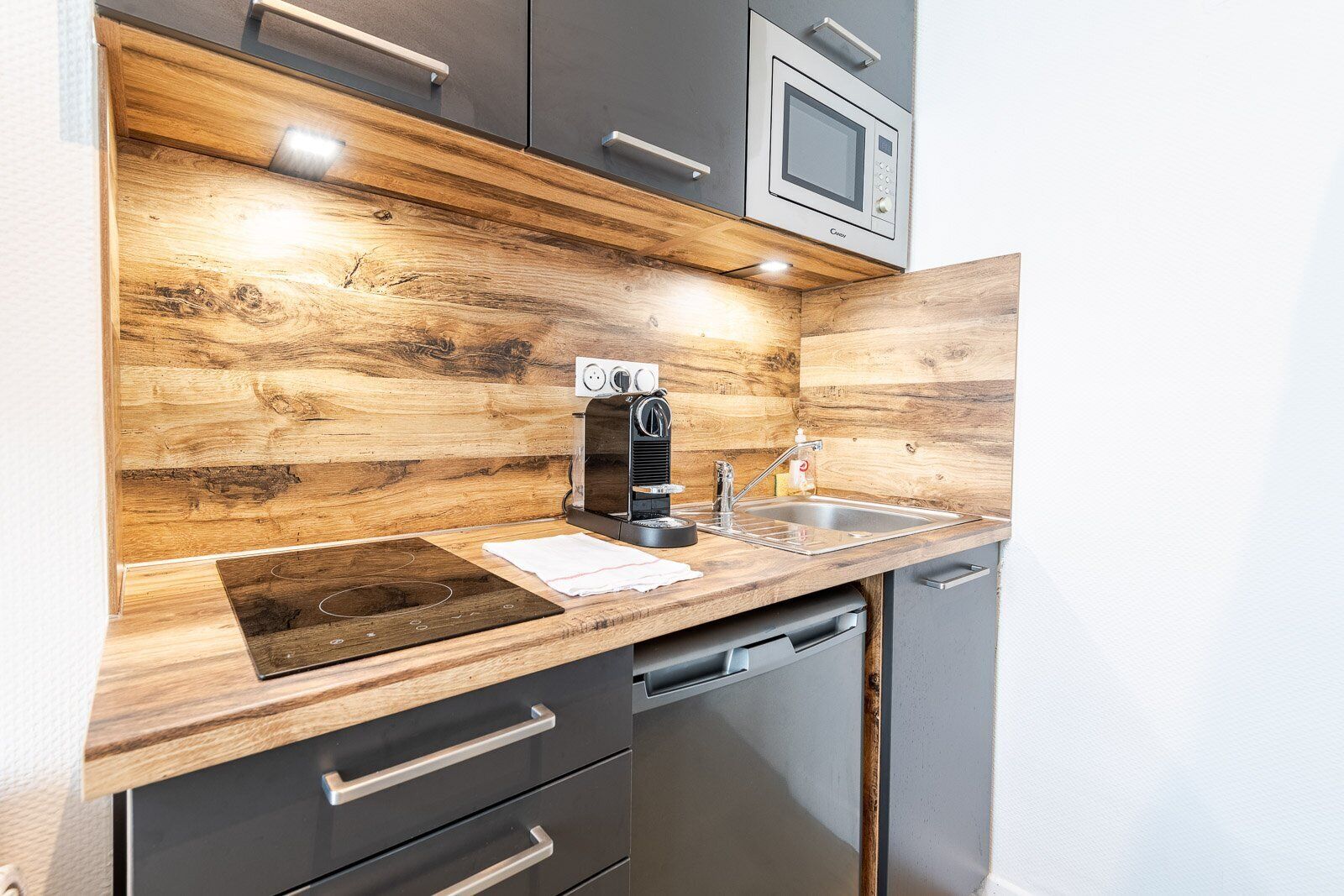 Een koelkast, een microgolfoven, een koffiezetapparaat/waterkoker