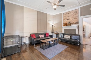 Pet-friendly amenities - 4 Minutes to Downtown by the Atlanta Beltline Trail in the Cabbagetown Neighborhood (Atlanta)