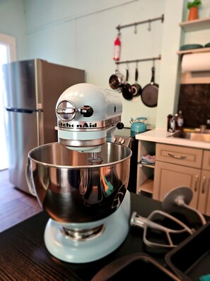 Deluxe-talo | Yksityinen keittiö | Täysikokoinen jääkaappi, mikroaaltouuni, uuni, liesi