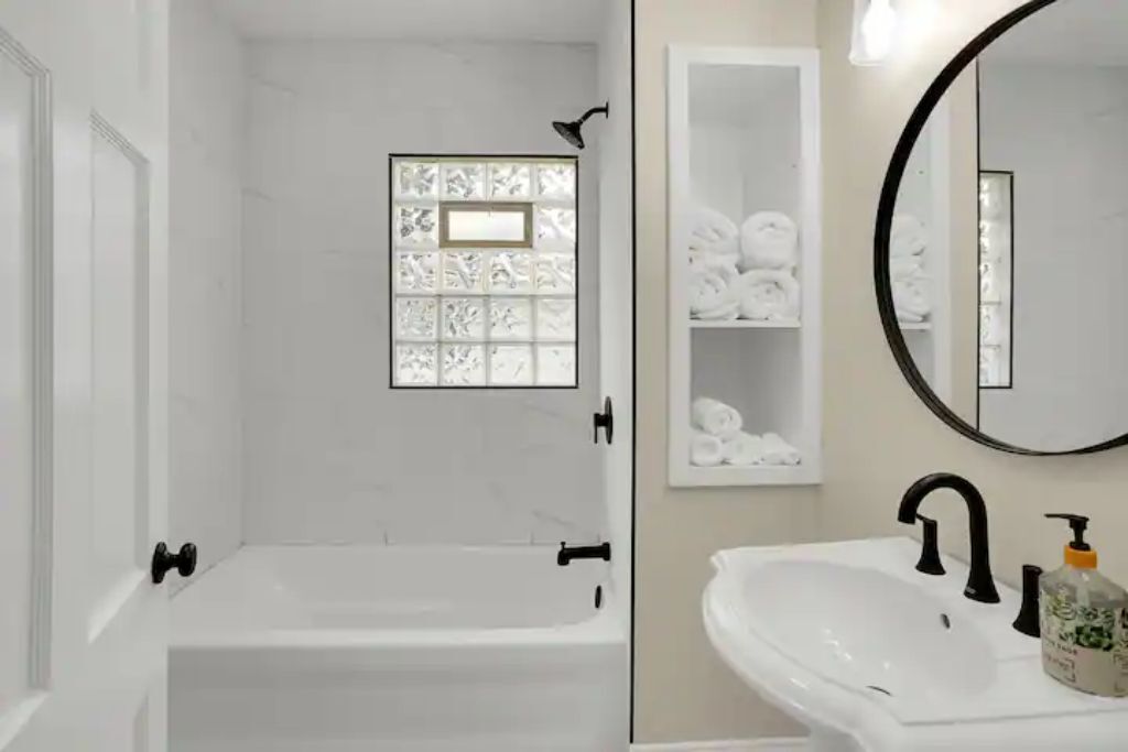 Een douche, een haardroger, handdoeken, zeep