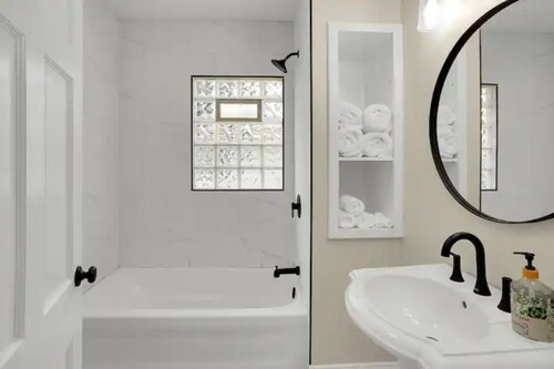 Bancroft House-6 Bdrms -3 king beds-11 Beds-Spacious and updated