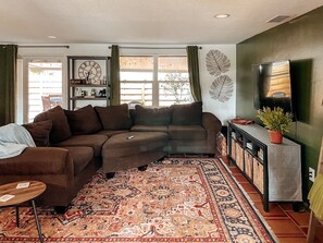 Living area - Family-Friendly Home Located next to multiple restaurants, shops, and parks. (Sarasota)