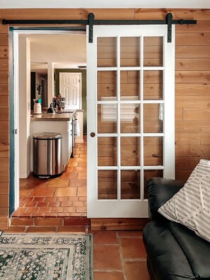 Interior - Family-Friendly Home Located next to multiple restaurants, shops, and parks. (Sarasota)