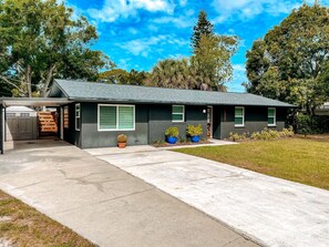 Exterior - Family-Friendly Home Located next to multiple restaurants, shops, and parks. (Sarasota)