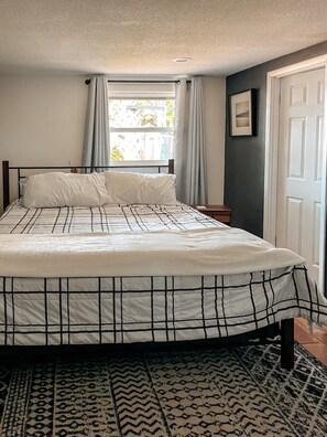 Room - Family-Friendly Home Located next to multiple restaurants, shops, and parks. (Sarasota)