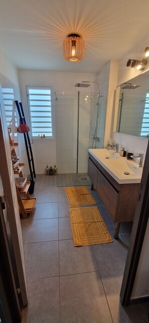 Shower, hair dryer, towels, soap - Thirteen Palm Groves (Collectivity of Saint Martin)