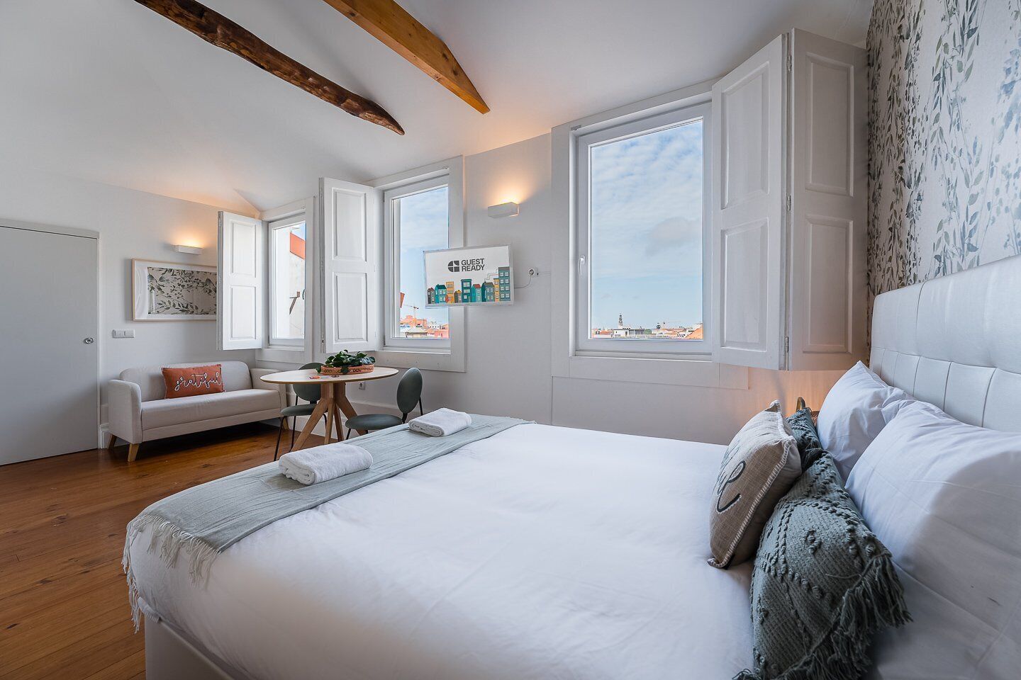 Schreibtisch, Internetzugang, Bettwäsche