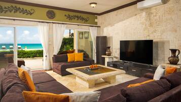 Departamento de lujo, 4 habitaciones, vista al océano | Área de sala de estar | Televisión LED