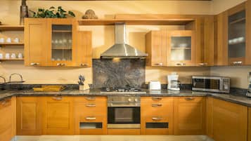 Appartement Luxe, 4 chambres, vue océan | Cuisine privée | Grand réfrigérateur, micro-ondes, plaque de cuisson, lave-vaisselle