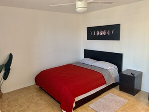 1 slaapkamer, een bureau, een strijkplank/strijkijzer, gratis wifi