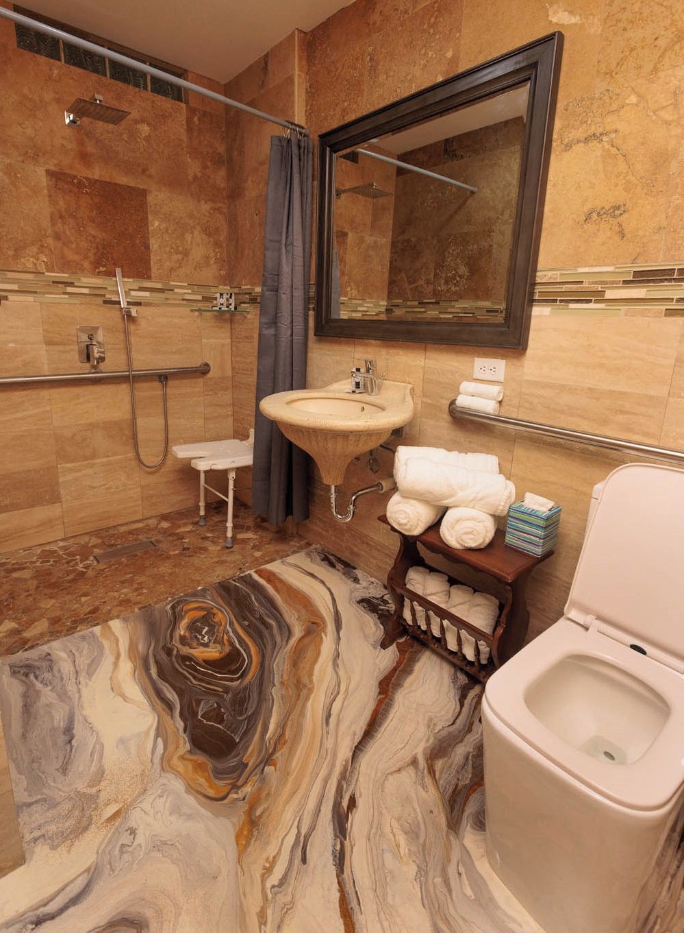 Un baño con piso de mármol, lavamanos, inodoro, ducha y un espejo grande.