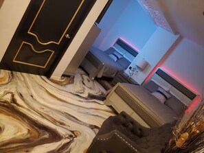 Habitación doble Deluxe, con acceso para personas discapacitadas | Edredón, camas con efecto memoria y caja de seguridad en la habitación 