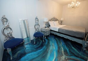 Deluxe-huone, 1 keskisuuri parisänky | Untuvapeitot, memory foam -patjalliset sängyt, tallelokero huoneessa