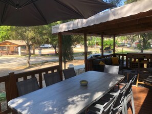 Outdoor dining - Mobil Home Castellet/bandol , 20mn des Plages, 5 mn Parc D'attraction (Le Castellet)