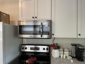 Fridge, microwave, oven, stovetop - Home In Boothbay - Holiday Getaway (Boothbay)