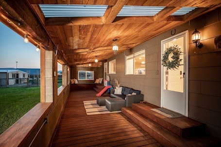 Terrace/patio. Cozy Pet-Friendly Cowboy House