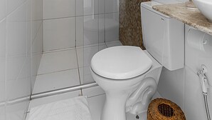 Tradisjonelt tremannsrom | Bad | Dusj, håndklær og toalettpapir