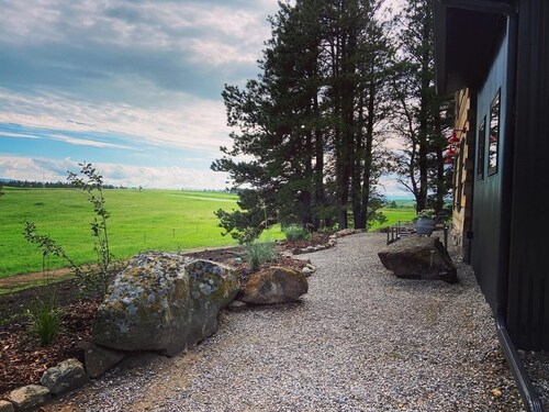 The Log House, Montana. Handmade & luxurious cabin. 10 min from Main St. 