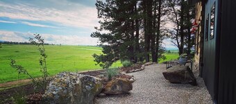 The Log House, Montana. Handmade & luxurious cabin. 10 min from Main St. 