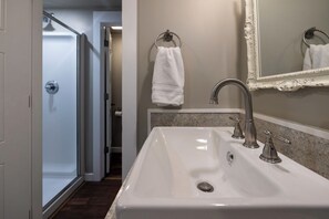 Shower, hair dryer, towels, soap - The Flynn- Cute & Cozy Home on Main St, Luray - right downtown! Chef available (Luray)