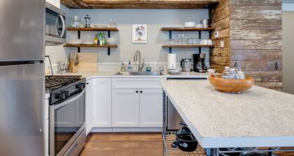 The Flynn- Cute & Cozy Home on Main St, Luray - right downtown! Chef available