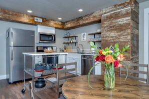 Fridge, microwave, oven, stovetop - The Flynn- Cute & Cozy Home on Main St, Luray - right downtown! Chef available (Luray)