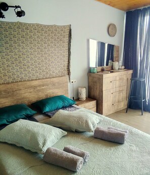 2 bedrooms, in-room safe, desk, iron/ironing board