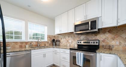 Location! Location! Location! BEACH, Shopping, Park, All 3 min walk! Super Clean