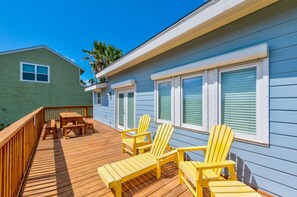 Outdoor dining - Shore Beats Work- OCEAN VIEWS! Boardwalk to Beach, Pool, Pets OK! (Port Aransas)