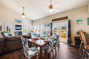 Dining - Shore Beats Work- OCEAN VIEWS! Boardwalk to Beach, Pool, Pets OK! (Port Aransas)