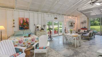 Bügeleisen/Bügelbrett, Reisekinderbett, Internetzugang, Bettwäsche