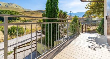 Beautiful private villa for 8 people with WIFI, TV, balcony, pets allowed and panoramic view
