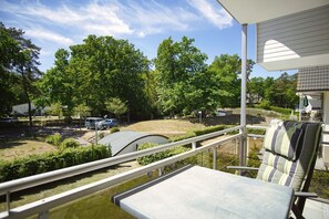Outdoor dining - Haus am Kurpark - Die Ferienwohnung Austernperle im Haus am Kurpark in Baabe (Baabe)