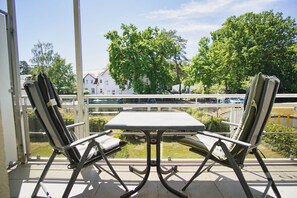 Outdoor dining - Haus am Kurpark - Die Ferienwohnung Austernperle im Haus am Kurpark in Baabe (Baabe)