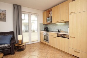 Frigorifero, microonde, forno, piano cottura