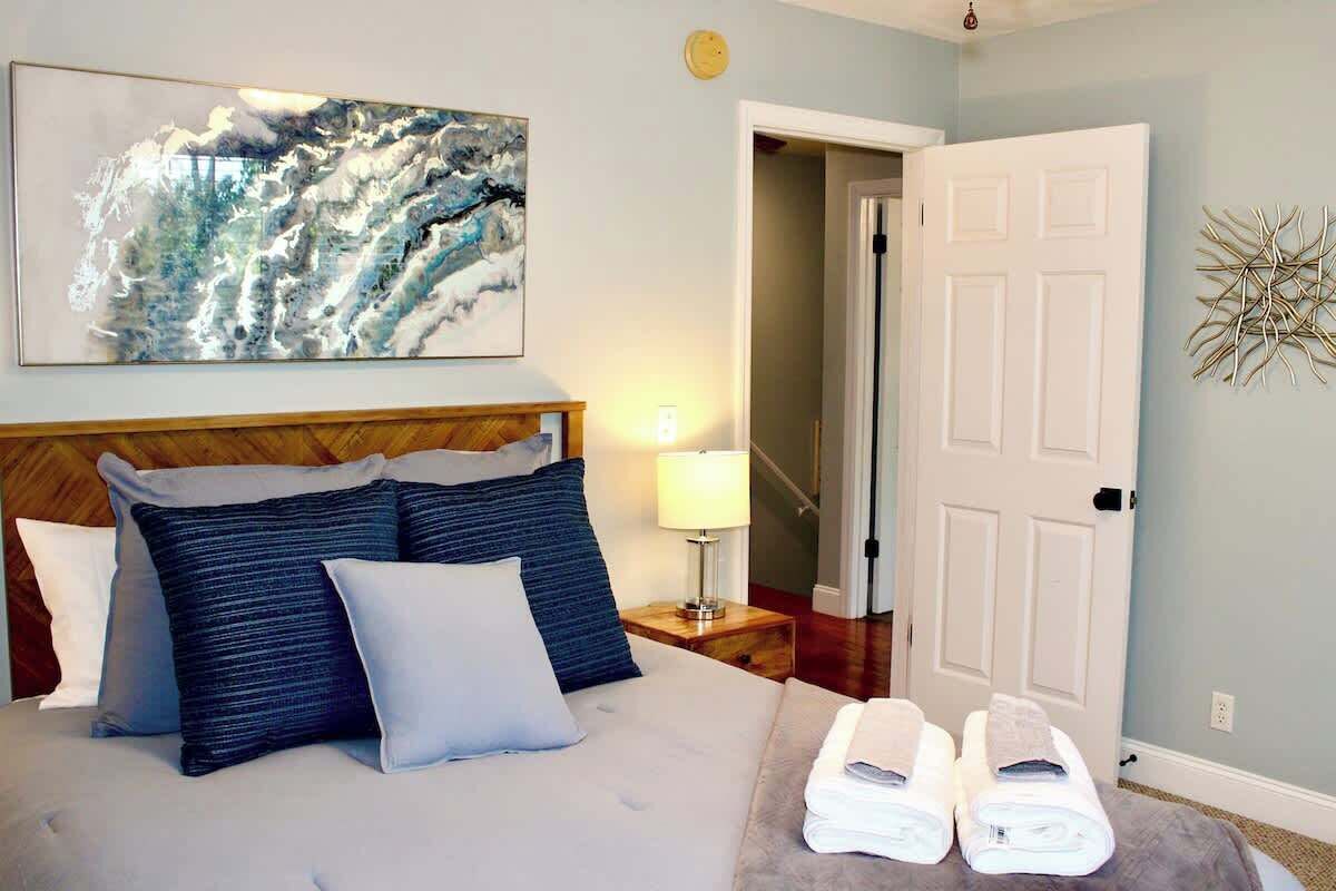 4 bedrooms, desk, iron/ironing board, travel cot