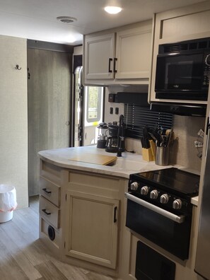 Een microgolfoven, een oven, een kookplaat