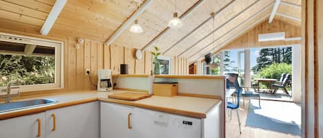 Fridge, oven, stovetop, coffee/tea maker