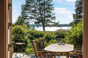 Outdoor dining - Beautiful summer house with a magnificent view (Ølsted)