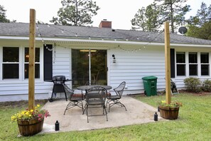 Outdoor dining - Cheerful Eclectic Pinehurst Home! Less than 2 miles from Pinehurst #1-4 (Pinehurst)