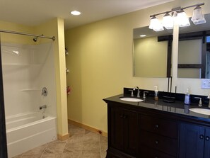 Shower, hair dryer, towels, soap - Beautiful private beach area within steps from the modern updated log home (Ellsworth)