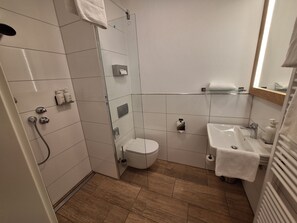 Shower, towels - Ferienwohnung mit Küche und Balkon (Reit im Winkl)