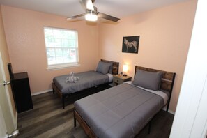 3 habitaciones, escritorio, tabla de planchar con plancha y wifi gratis 
