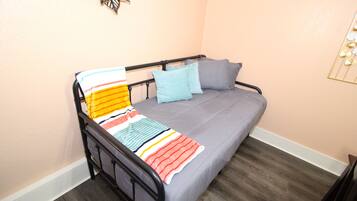 3 habitaciones, escritorio, tabla de planchar con plancha y wifi gratis