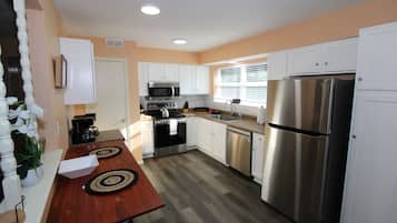 Fridge, microwave, stovetop, dishwasher
