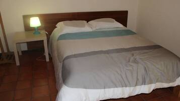 1 bedroom, bed sheets