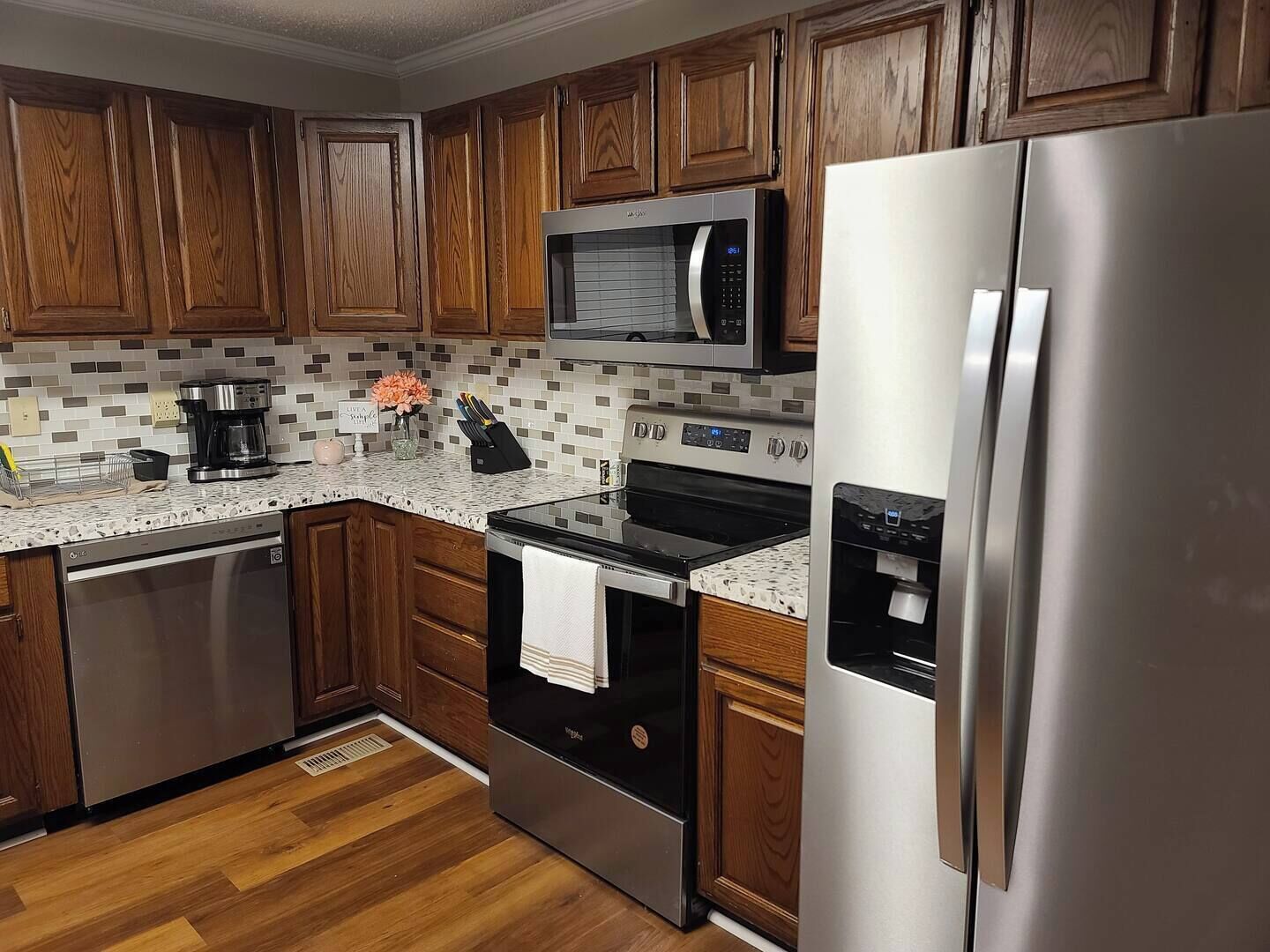 Een koelkast, een microgolfoven, een oven, een vaatwasser