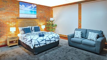 1 habitación, tabla de planchar con plancha y ropa de cama