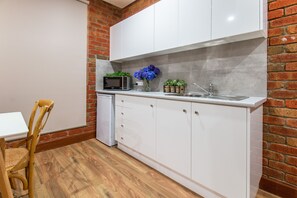 Fridge, microwave, oven, stovetop - High Tide Studio in the heart of Mallacoota. (Mallacoota)