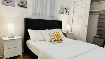 3 chambres, bureau, fer et planche à repasser, lit parapluie